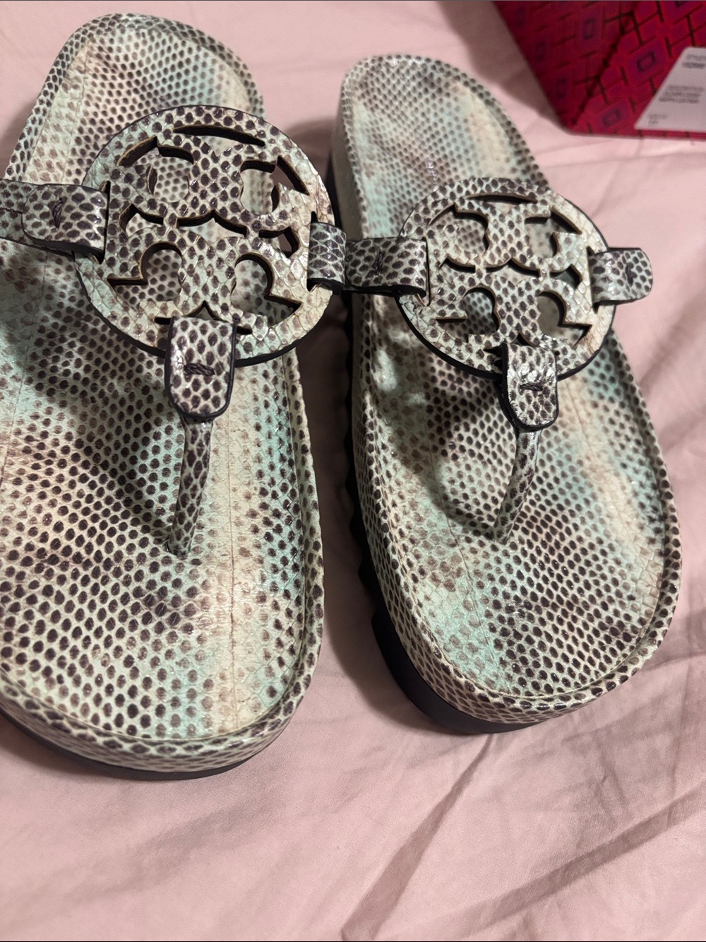 Tory Burch Kids Mint Snake-Print Logo Thong Sandals